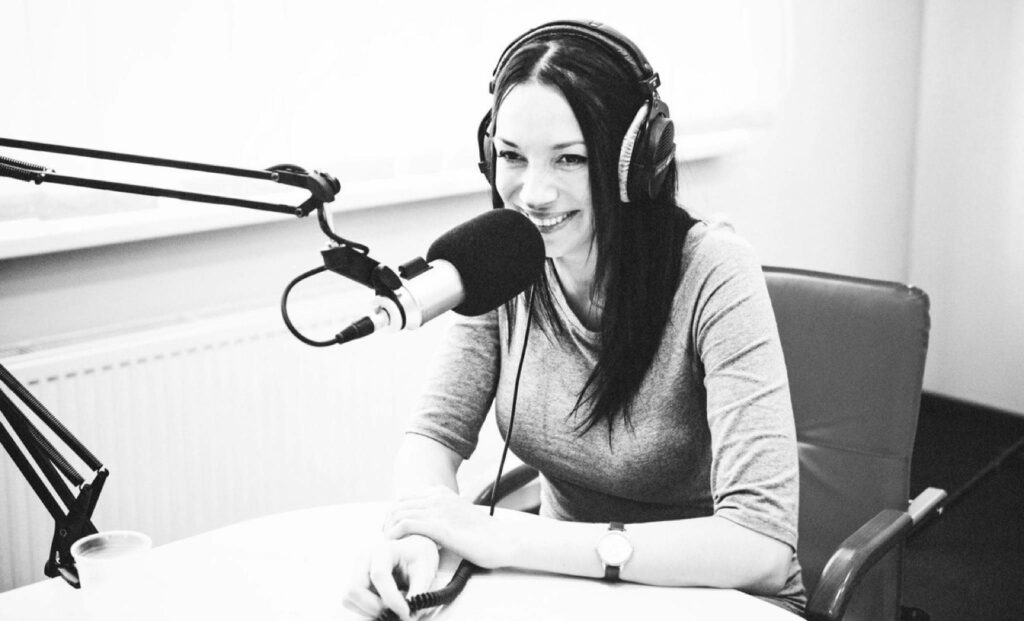 Аліна Світлична у радіостудії біля мікрофона